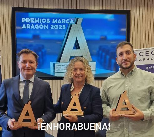 José Víctor Alfaro, director general de Podoactiva, junto a los otros dos ganadores
