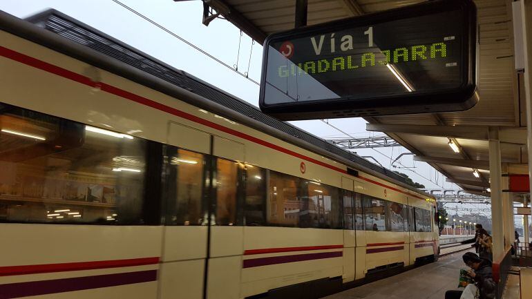 Tren en la estación de Alcalá destino Guadalajara