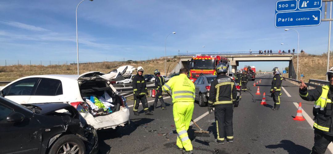 Los bomberos actuando en la A-42