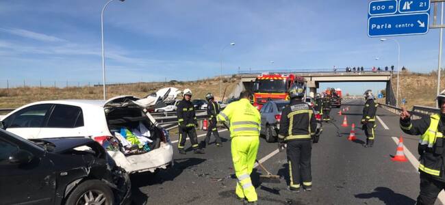 Los bomberos actuando en la A-42