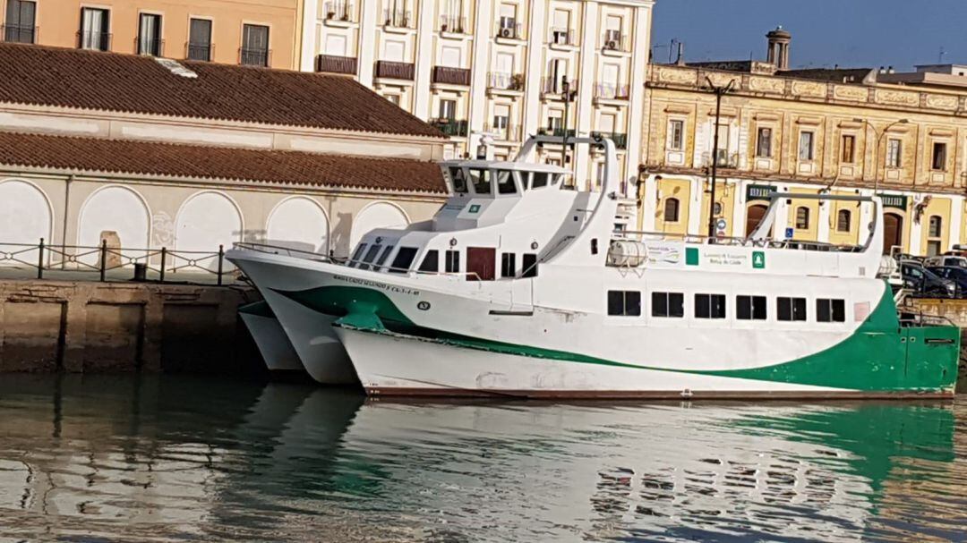 Catamarán que conumica Rota y El Puerto de Santa María con Cádiz