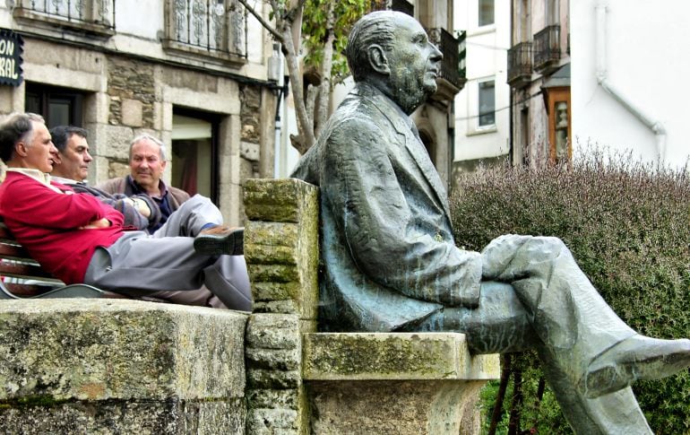 Una escultura de Álvaro Cunqueiro en Mondoñedo