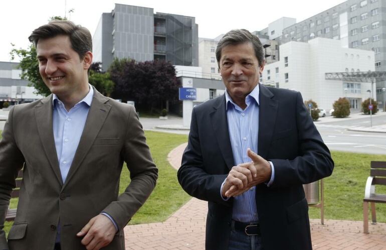 José María Pérez y Javier Fernández durante una visita el Hospital de Cabueñes 