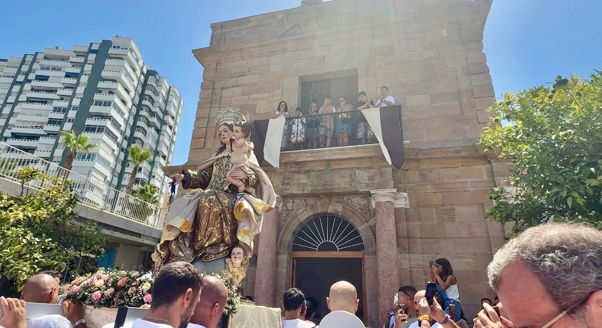 La Virgen de El Carmen ante la capilla del puerto de Málaga