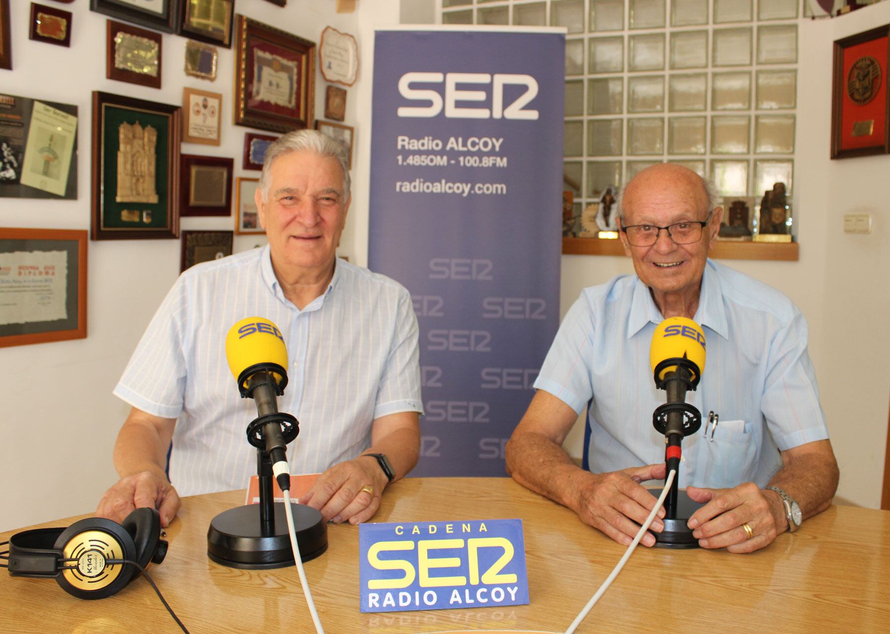 Manolo Flores i Germán Cremades, en l'estudi central de Radio Alcoy