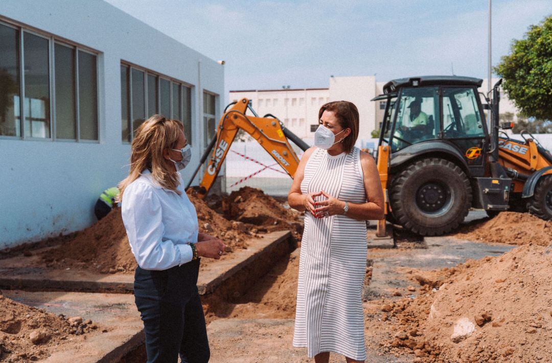 La alcaldesa de Arrecife y la concejal de educación siguen de cerca la marcha de las mismas.