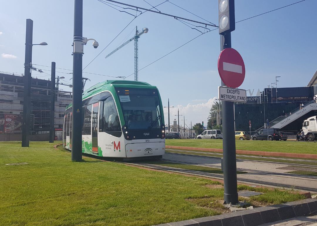 El metro de Granada a la altura de Armilla, junto a la parada Sierra Nevada