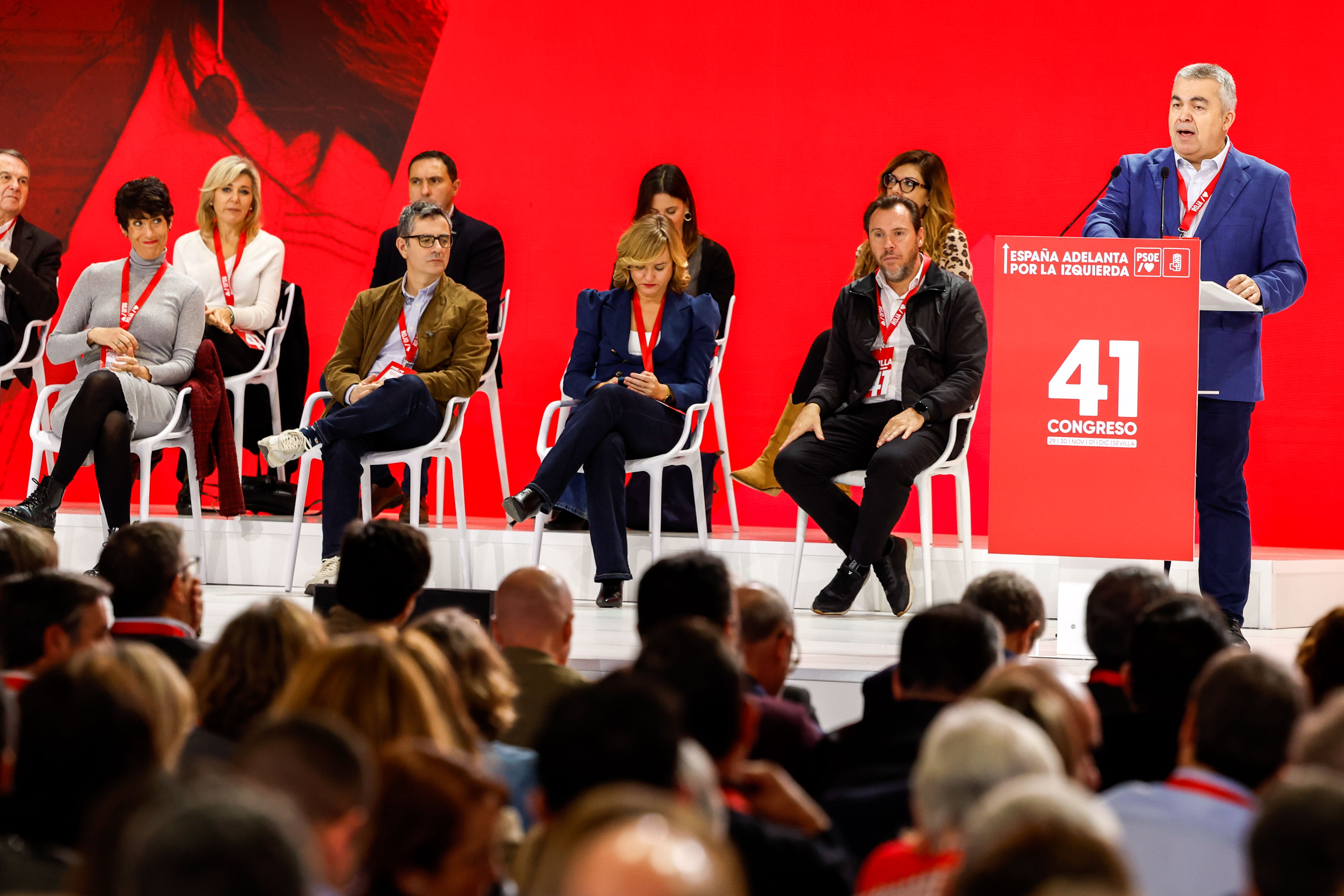 SEVILLA (ESPAÑA), 30/11/2024.- El secretario de Organización del PSOE, Santos Cerdán (d), interviene en el 41 Congreso Federal del PSOE en Sevilla este sábado. EFE/ Julio Muñoz
