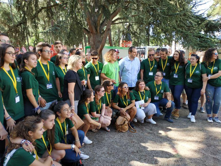 La alcaldesa, el pregonero y los voluntarios de Cima