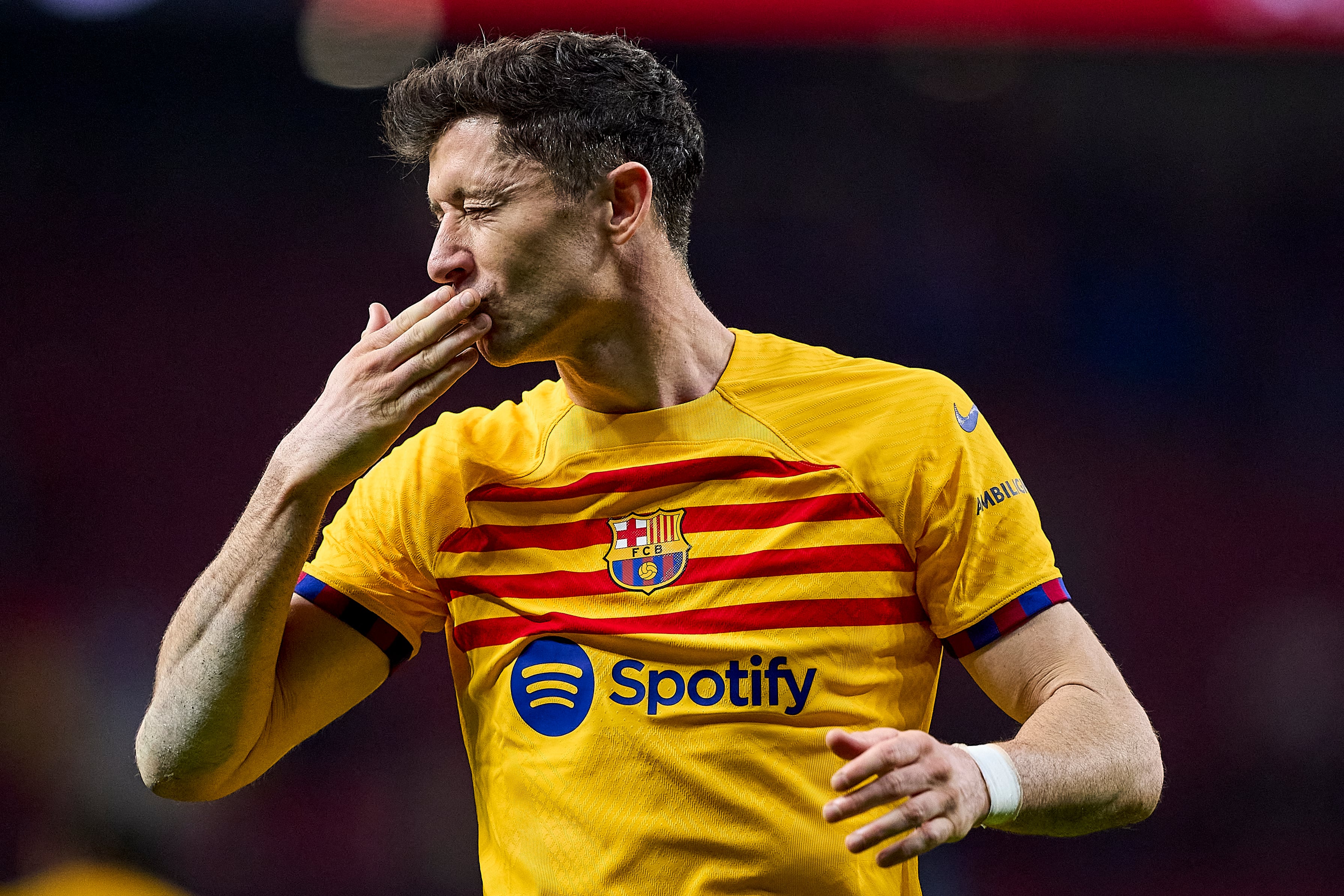 Robert Lewandowski celebra su gol en el Cívitas Metropolitano. (Photo by Diego Souto/Getty Images)