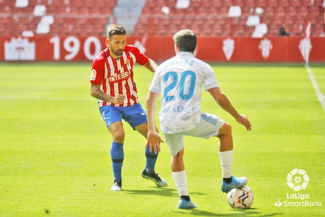 Aitor García presiona a un rival en el partido contra el Mirandés.