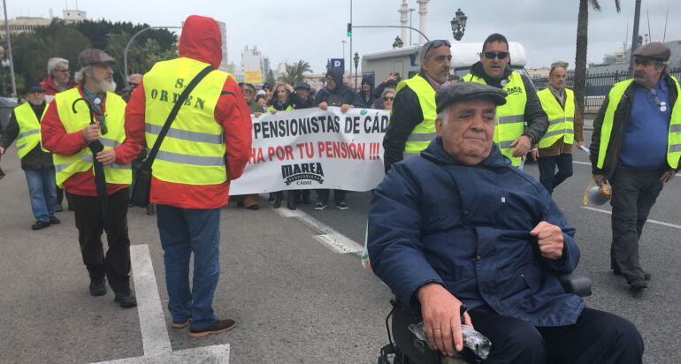 Un pensionista en silla de ruedas encabeza una de las dos protestas por unas pensiones dignas en Cádiz