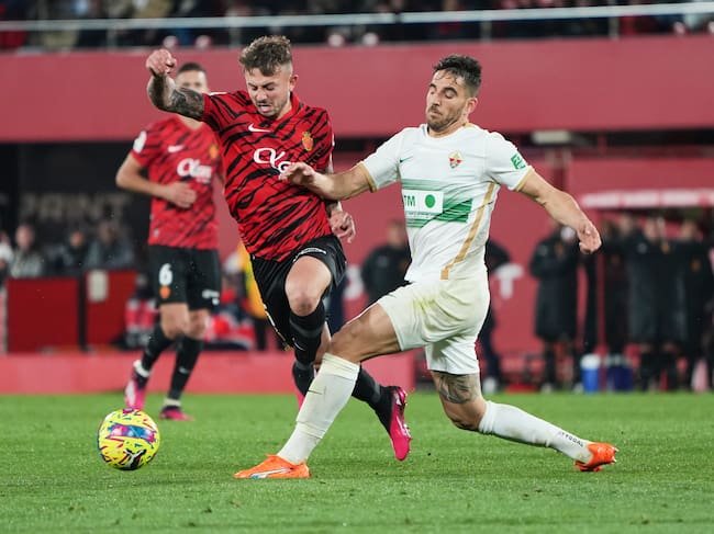 MALLORCA, SPAIN - MARCH 04: Pablo Maffeo of RCD Mallorca and Pedro Bigas of Elche CF competes for the ball during the LaLiga Santander match between RCD Mallorca and Elche CF at Visit Mallorca Estadi on March 04, 2023 in Mallorca, Spain. (Photo by Rafa Babot/Getty Images)
