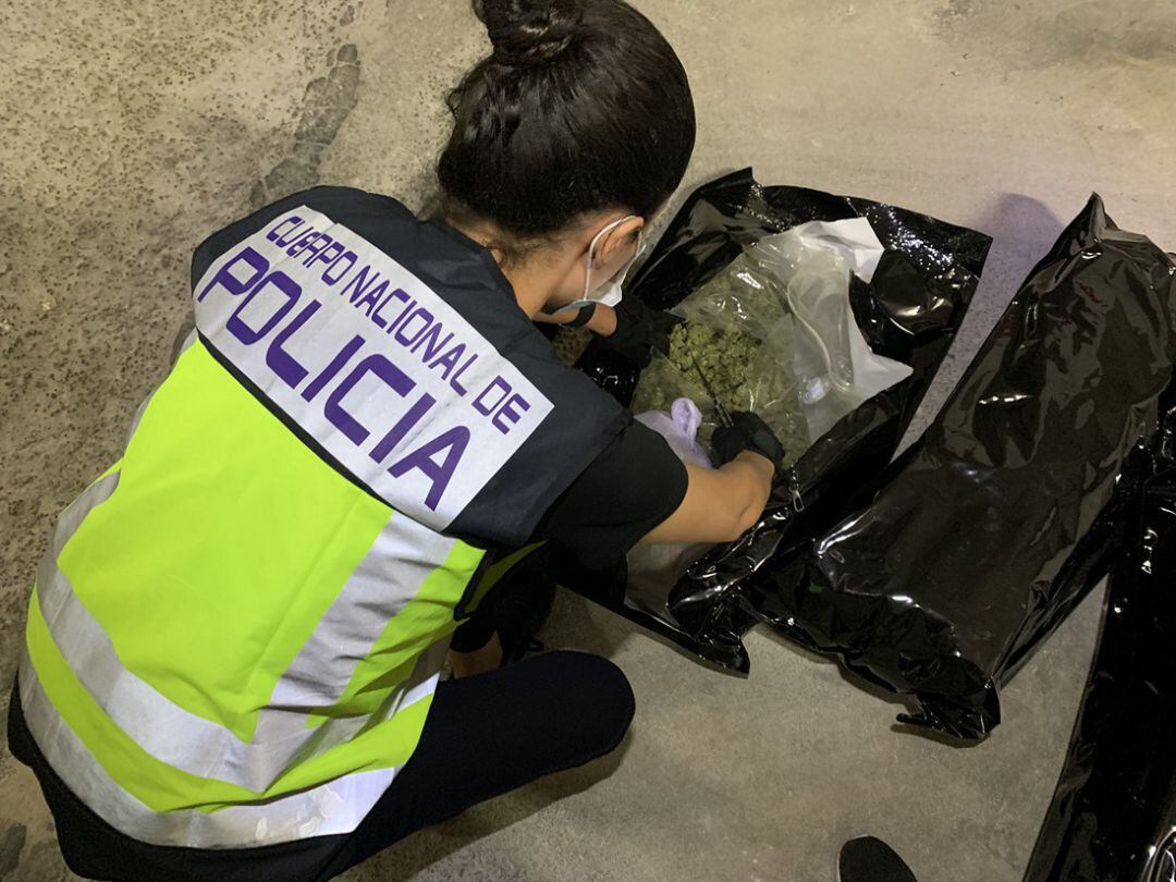 Envoltorios de gran tamaño con marihuana descubiertos por la Policía Nacional