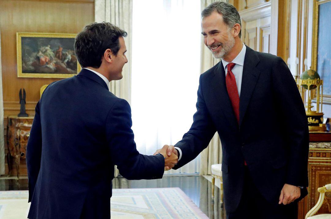 El rey Felipe VI saluda al presidente de Ciudadanos, Albert Rivera, en el Palacio de la Zarzuela, durante la ronda de consultas con los dirigentes de los partidos políticos con representación parlamentaria para designar candidato a la investidura, que se va a prolongar hasta hoy jueves.