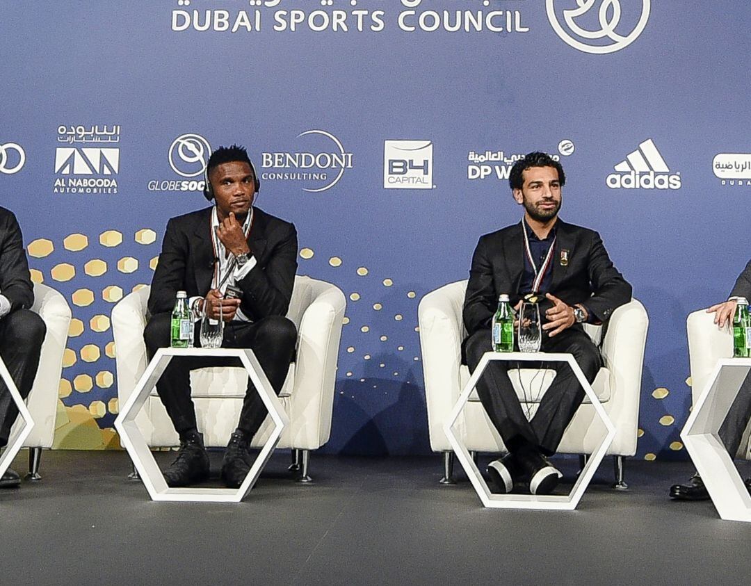 Samuel Eto&#039;o y Mohamed Salah durante un evento en Dubai