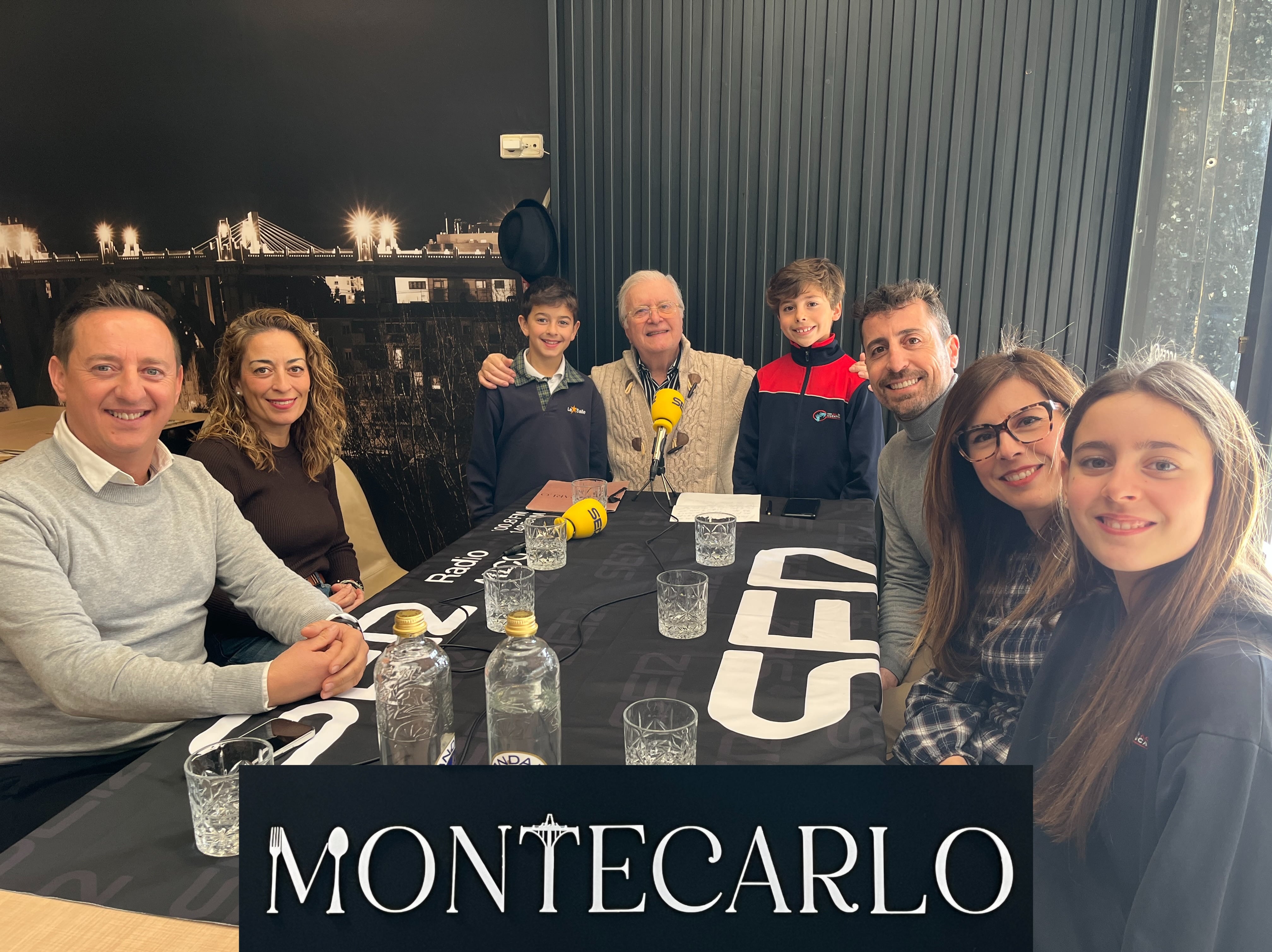 Enzo Cañadas Llopis (sergent infantil cristià) i Marc Ferrándiz Baudín (sergent infantil moro) junt a les seues famílies i Paco Aznar, presentador d'Amagatalls de la Festa.