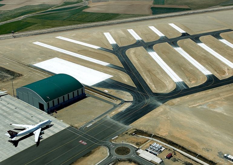 Vista aérea de la campa del aeropuerto turolense. 