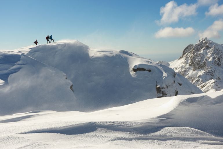 Tres montañeros transitan por el Alto del Morezón (Gredos) cubierto de nieve