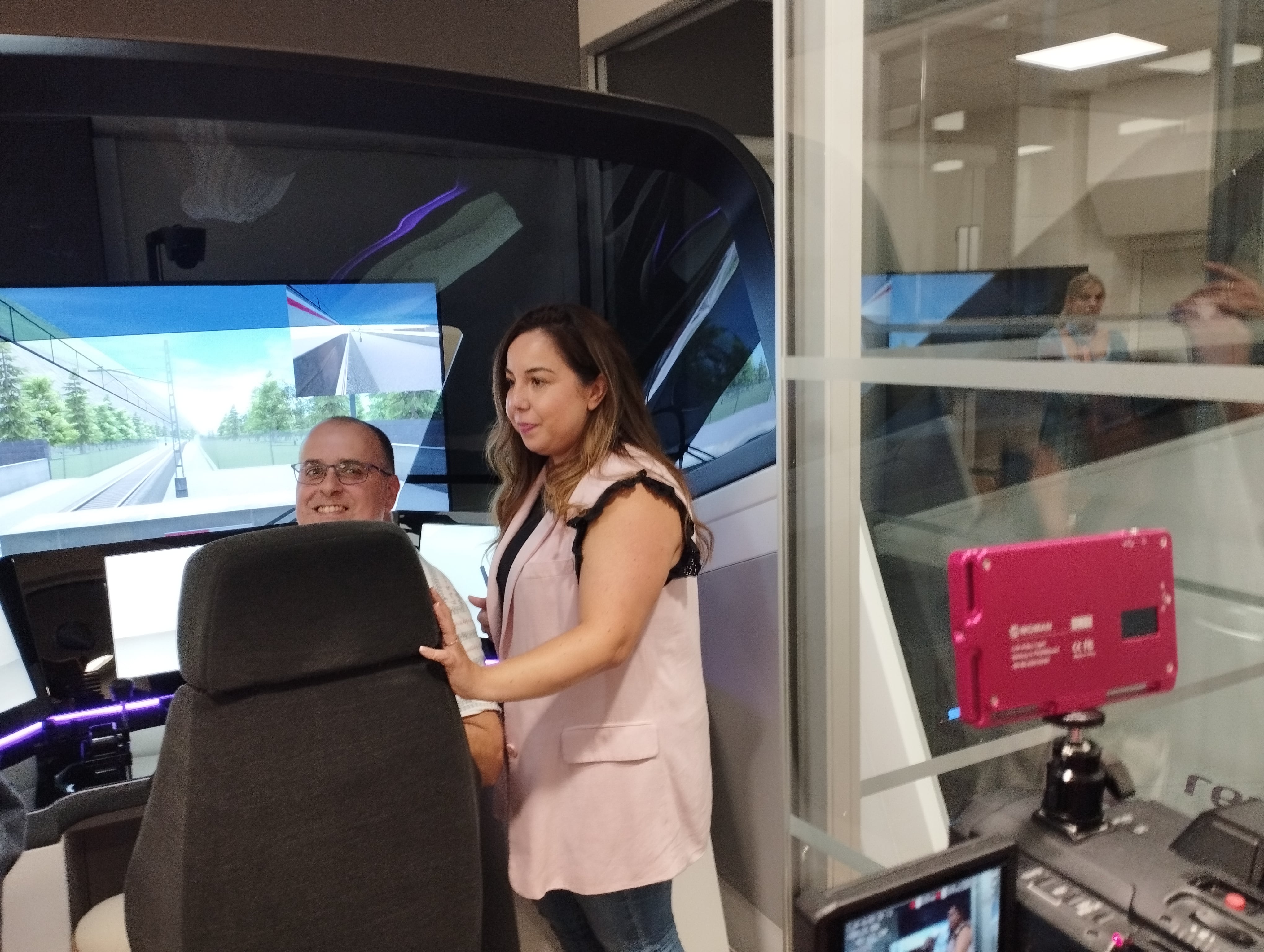 Sergio Álvarez Tascón y Melisa Flórez, dos de los alumnos que han iniciado el curso de maquinista en Oviedo, posan en un simulador de conducción.