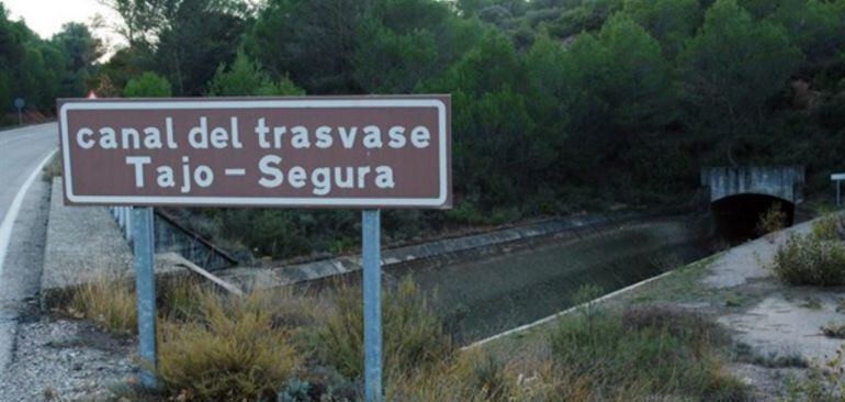 Los cazadores denuncian que muchos animales mueren ahogados en el canal del Tasvase