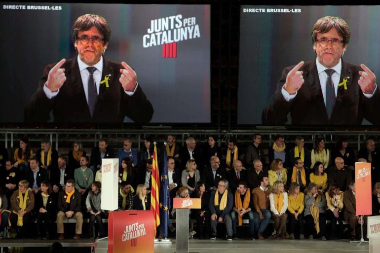 Intervención por videoconferencia del expresidente de la Generalitat, Carles Puigdemont, en el acto central de campaña de Junts per Catalunya celebrado en el pabellón de la Vall d&#039;Hebron