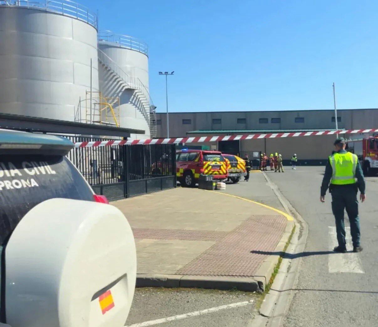 Imagen de los trabajos de la Guardia Civil y los bomberos en la zona por el escape de gas en Fuentes de Béjar/GuardiaCivil