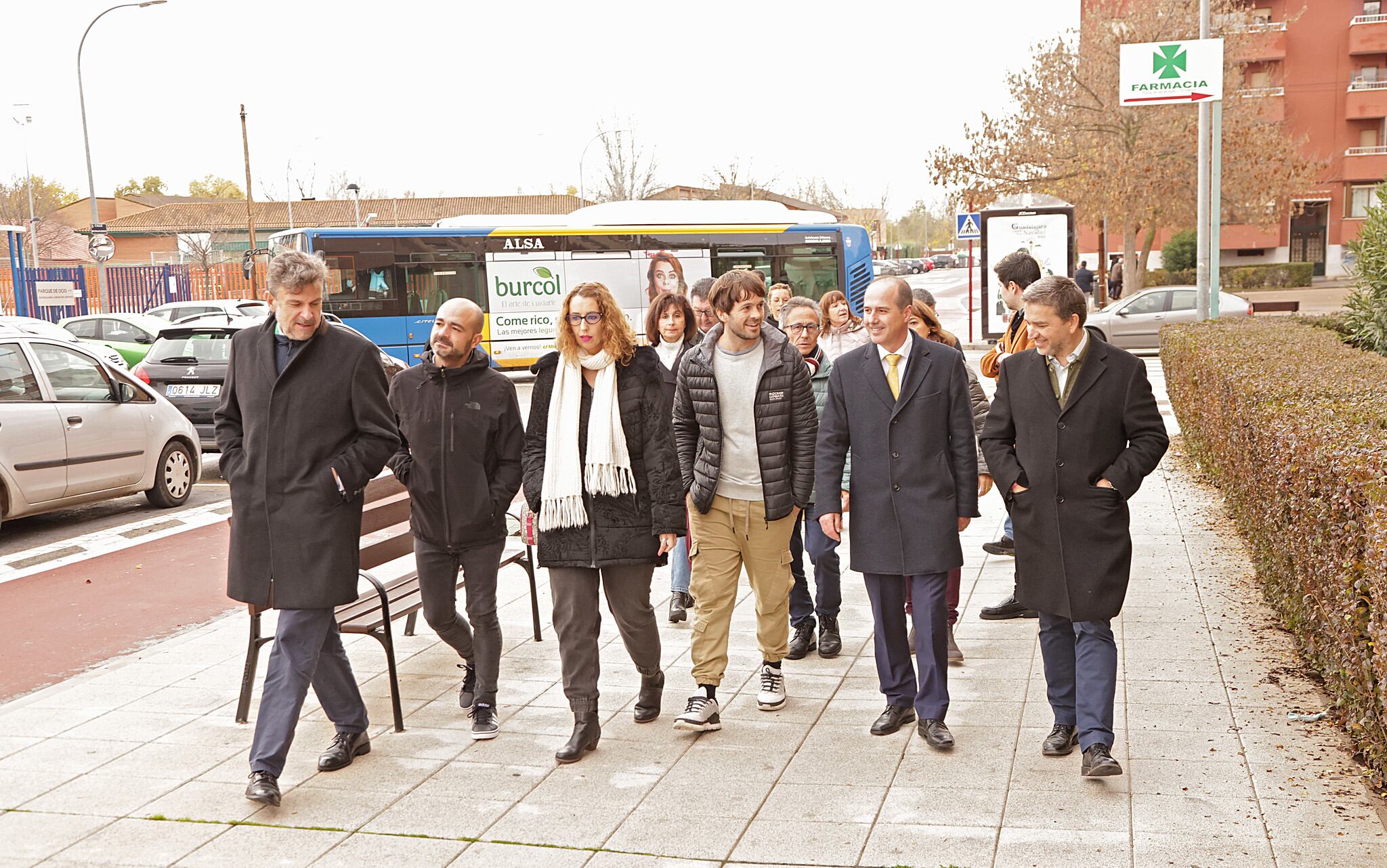 Visita alcalde y concejales al barrio de Los Manantiales