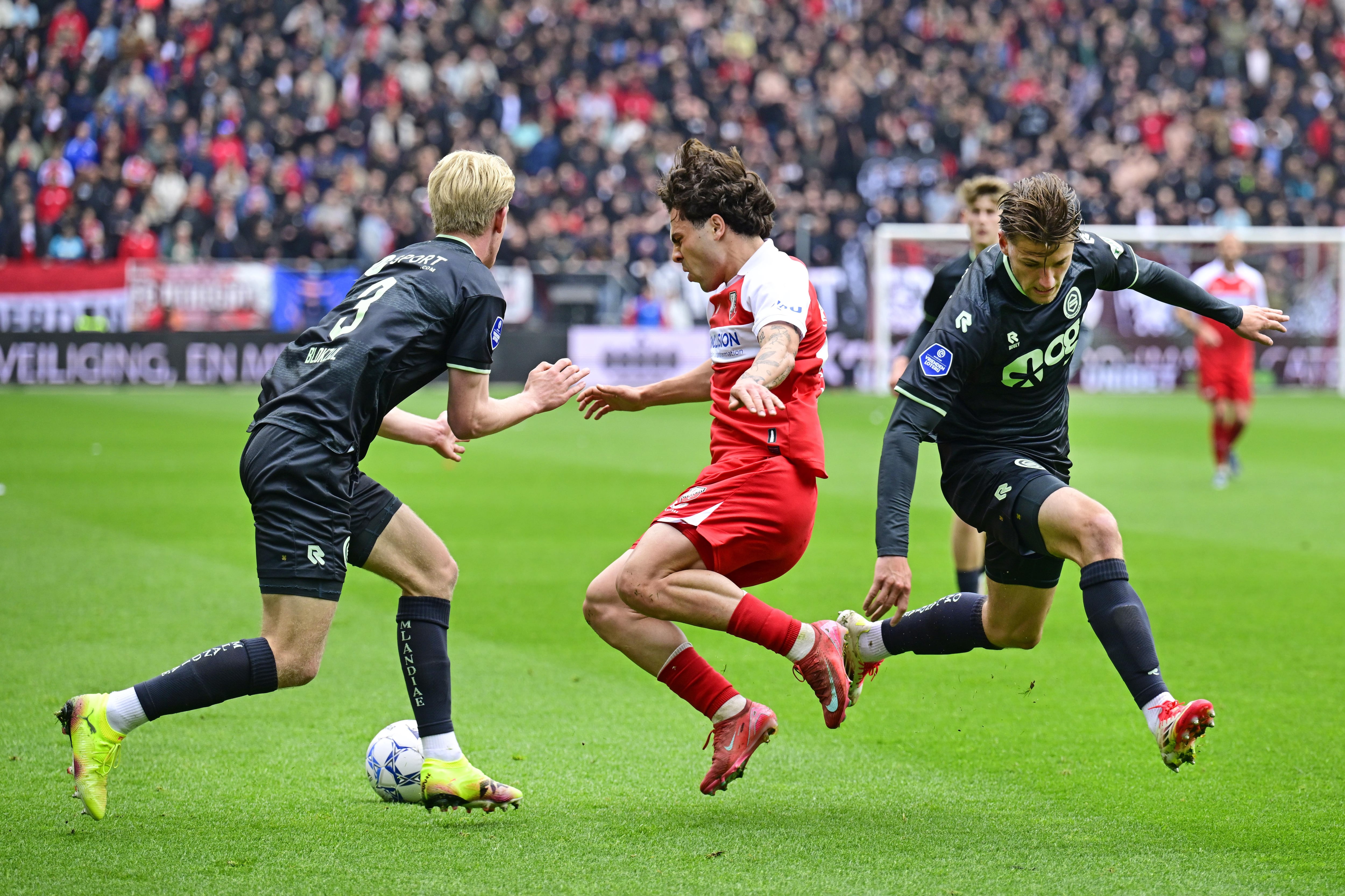 Utrecht (Netherlands), 13/04/2025.- Miguel Rodriguez of Utrecht (C) and Thijmen Blokzijl (L) and Stije Resink of Groningen in action during the Dutch Eredivisie match between FC Utrecht and FC Groningen in Utrecht, Netherlands, 13 April 2025. (Países Bajos; Holanda) EFE/EPA/OLAF KRAAK