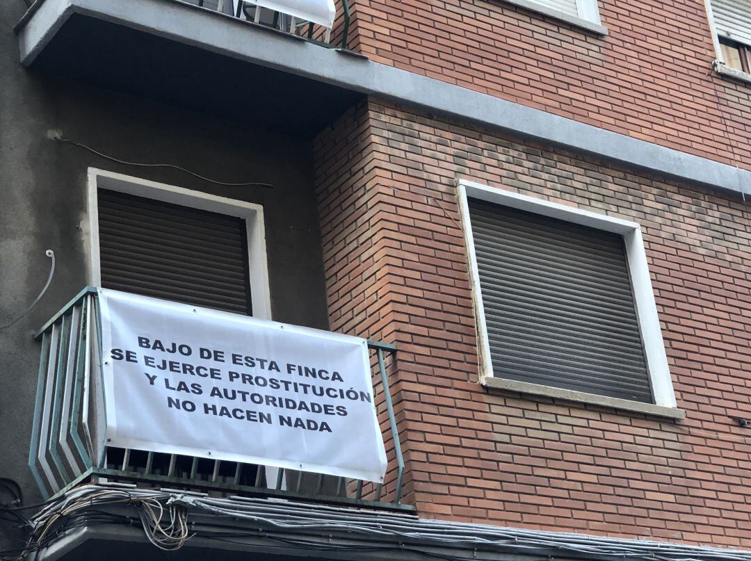 Cartel en la fachada del número siete de San Pedro Pascual en València