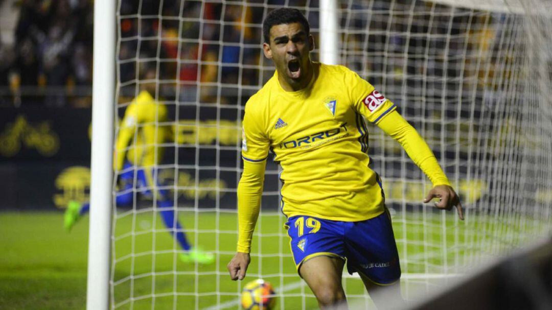 Romera, que será uno de los próximos en salir, celebra uno de los goles anotados con el Cádiz