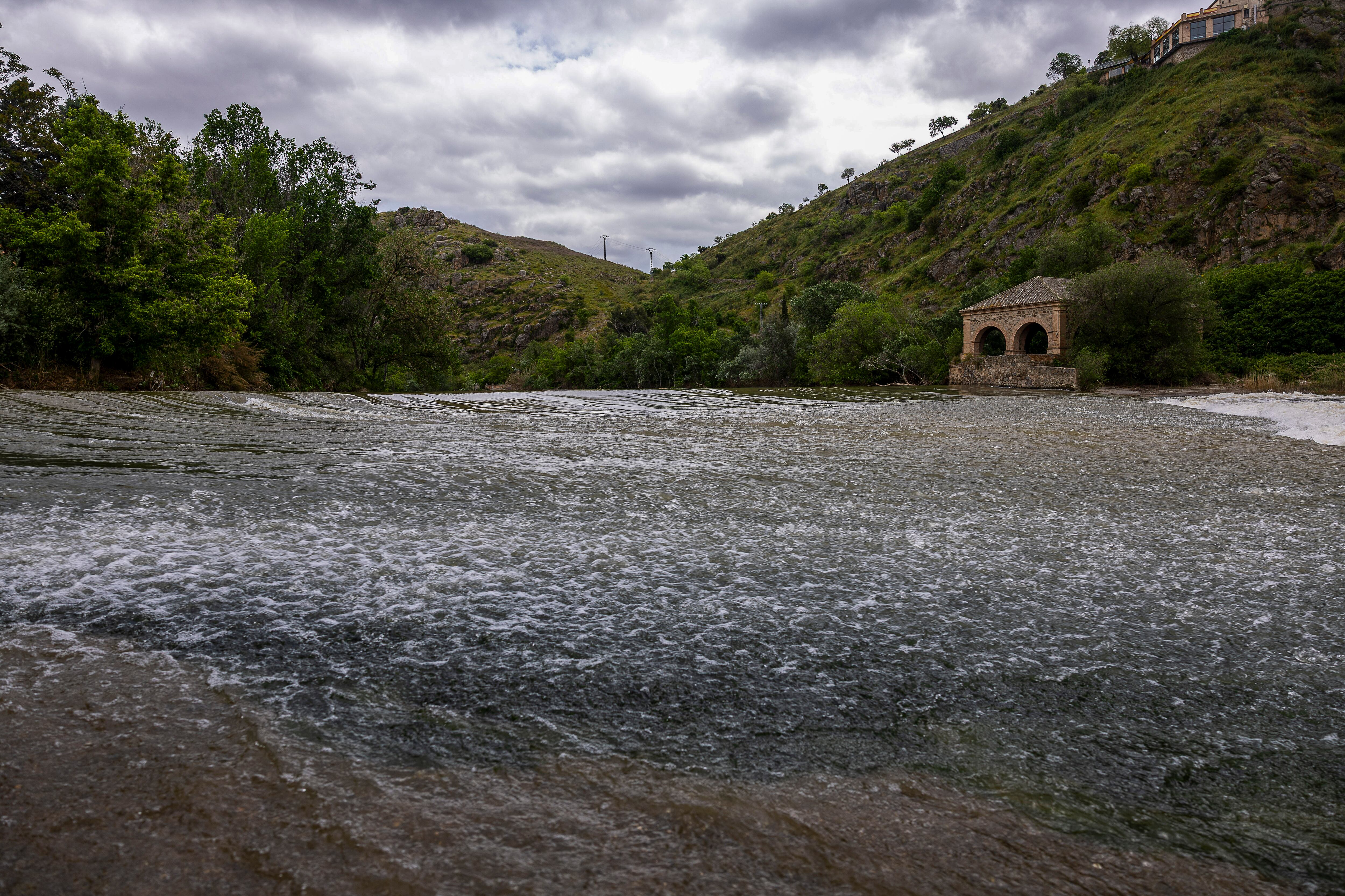 Vista del tío Tajo a su paso por Toledo este miércoles, donde se ubica el embalse de Entrepeñas y Buendía del que se extrae el agua del trasvase Tajo-Segura.