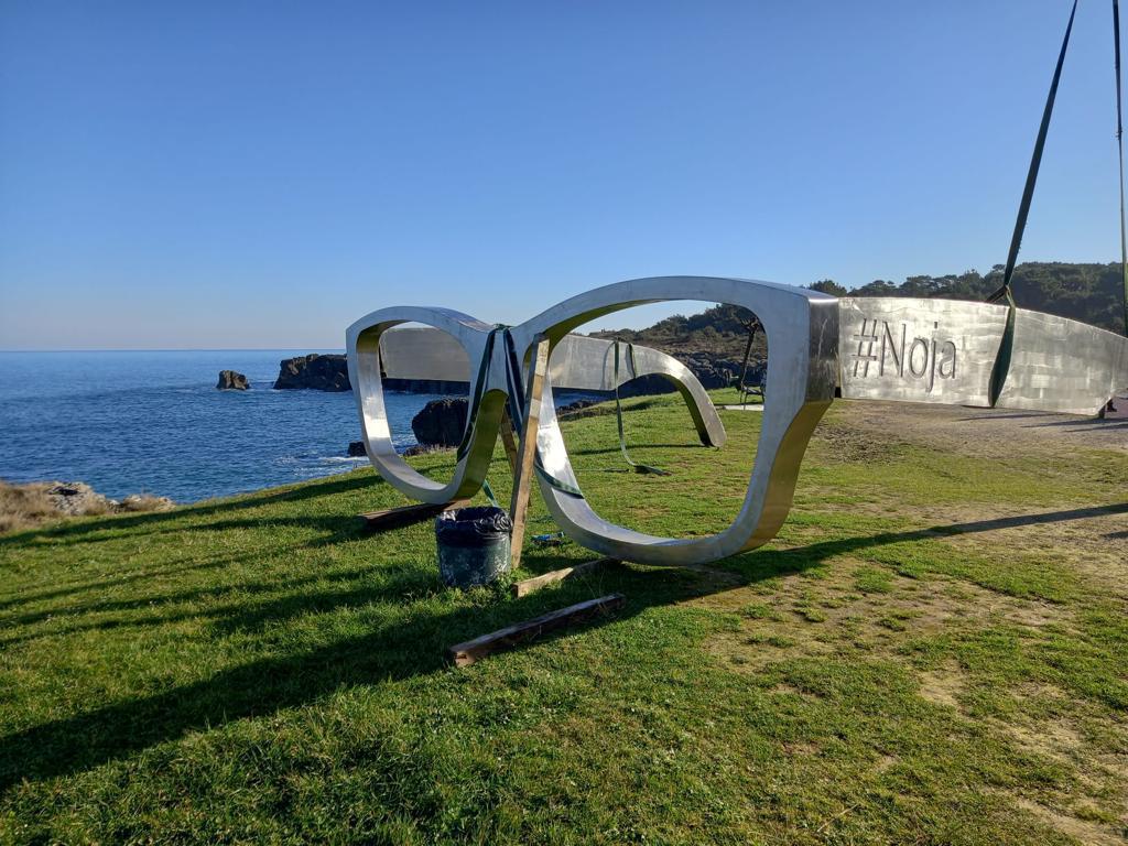 Instalación de las gafas de sol en los acantilados de Noja