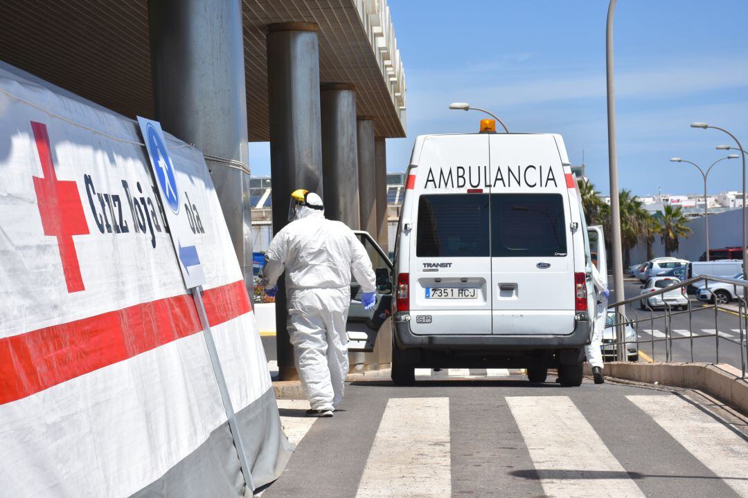 Ambulancia de Cruz Roja junto a la sala esterior de triaje en la zona de Urgencias del hospital Doctor José Molina Orosa de Arrecife.