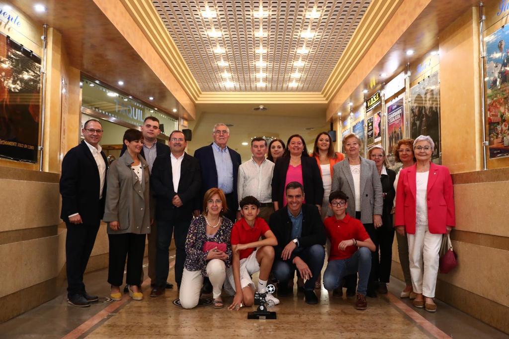 Pedro Sánchez, agachado, en los Multicines Ortega de Puertollano