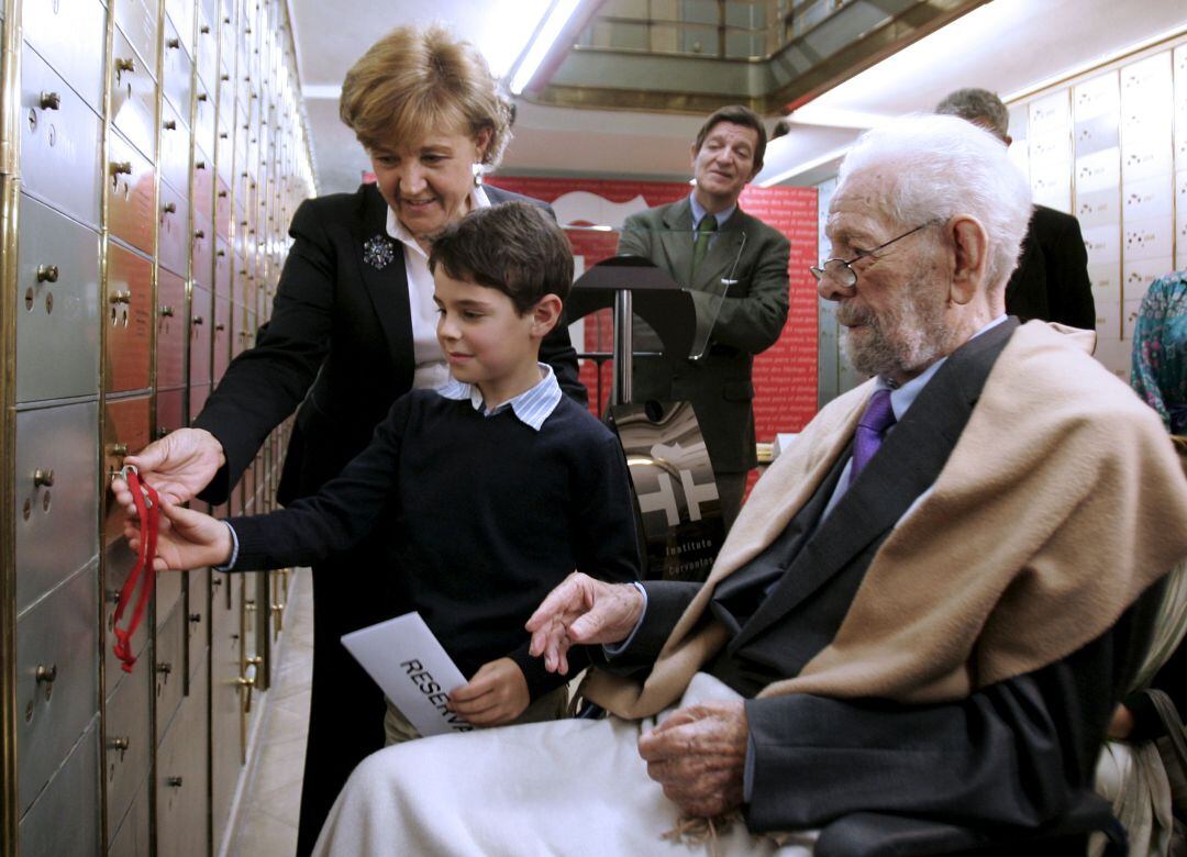 El cineasta Luis García Berlanga, junto a su nieto y a la directora del Instituto Cervantes, Carmen Caffarel, durante el acto de entrega de su legado a la Caja de las Letras de la institución. 