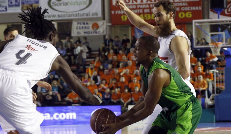 El escolta belga del Montakit Fuenlabrada Jonathan Tabu (c) juega un balón entre Sergio Rodríguez (d) y el senegalés Maurice Ndour, ambos del Real Madrid, durante el partido de la Liga ACB de baloncesto disputado en Fuenlabrada. 