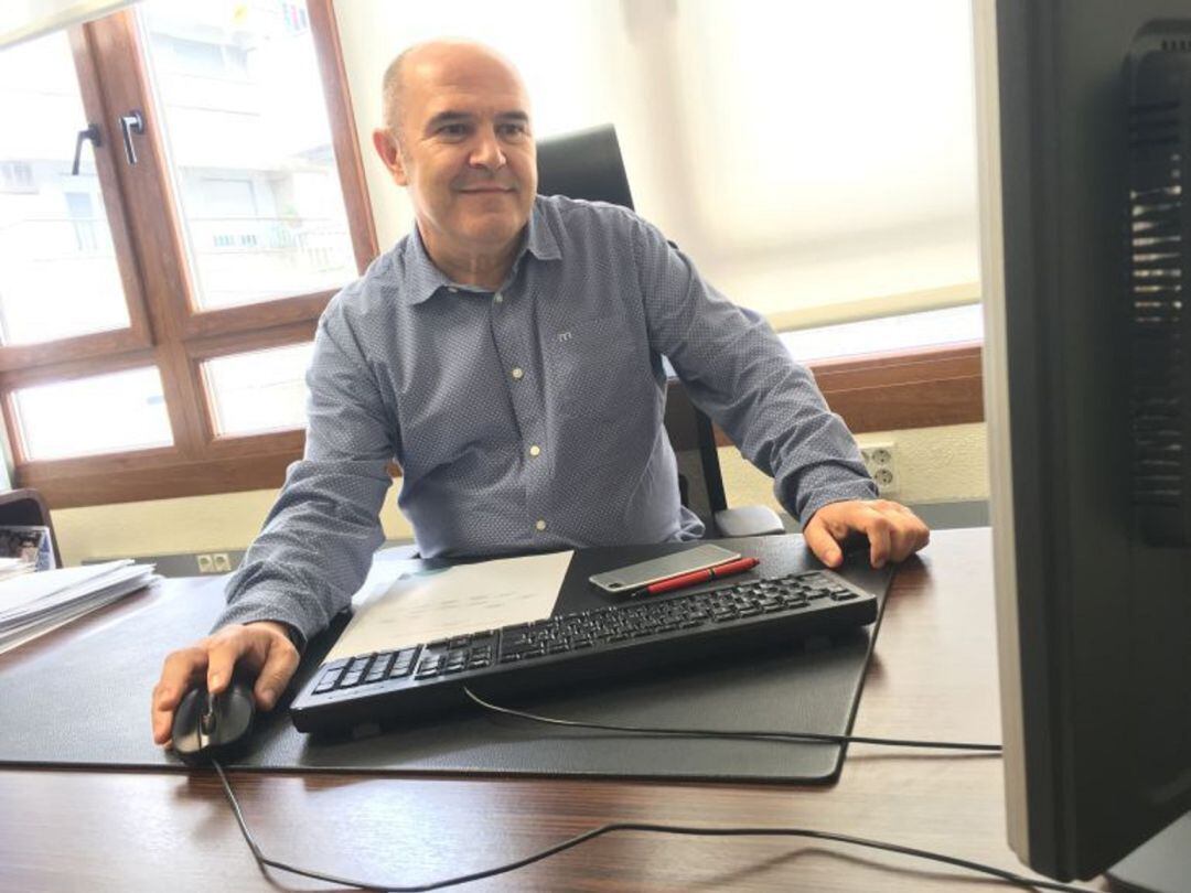 Ramón Poveda en foto de archivo en su despacho