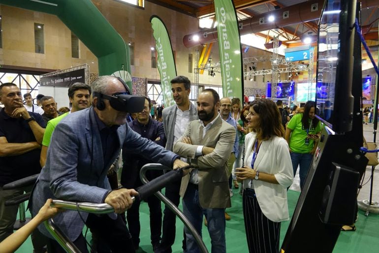 El alcalde de Málaga, Francisco de la Torre, prueba uno de los juegos que se presentan en realidad virtual