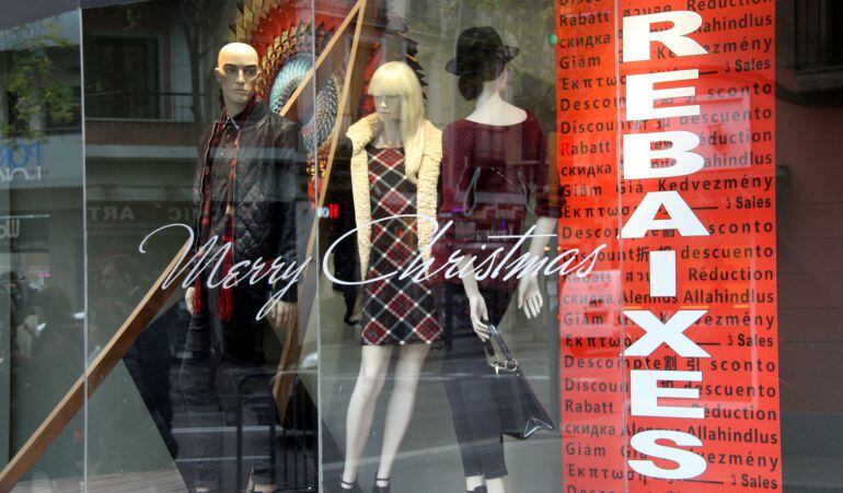 Imatge d'un aparador d'un comerç a Barcelona durant l'inici de rebaixes d'aquest hivern 2016