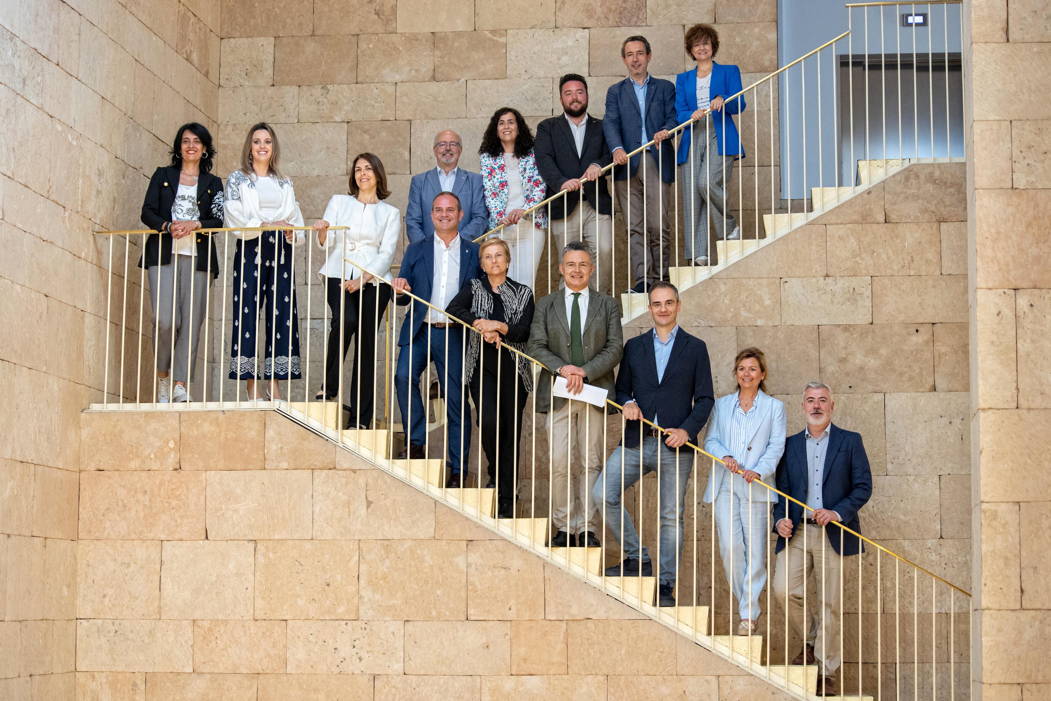 LOGROÑO (LA RIOJA) 19/06/2023.- El alcalde de Logroño, Conrado Escobar (4d), presenta al nuevo equipo de su Ejecutivo municipal, en una rueda informativa tras la celebración de la primera Junta de Gobierno.-EFE/Raquel Manzanares