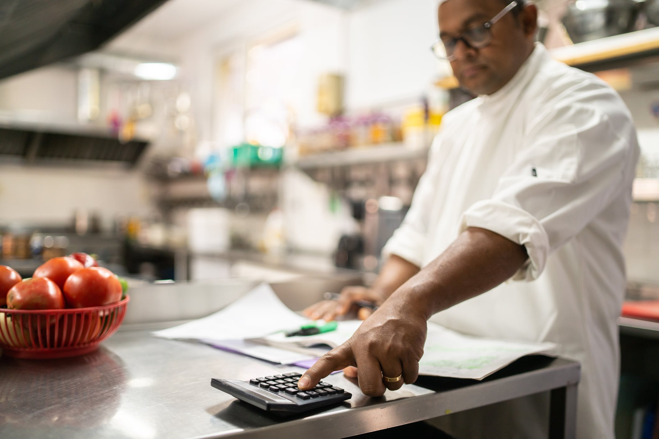 Un cocinero, echando cuentas.