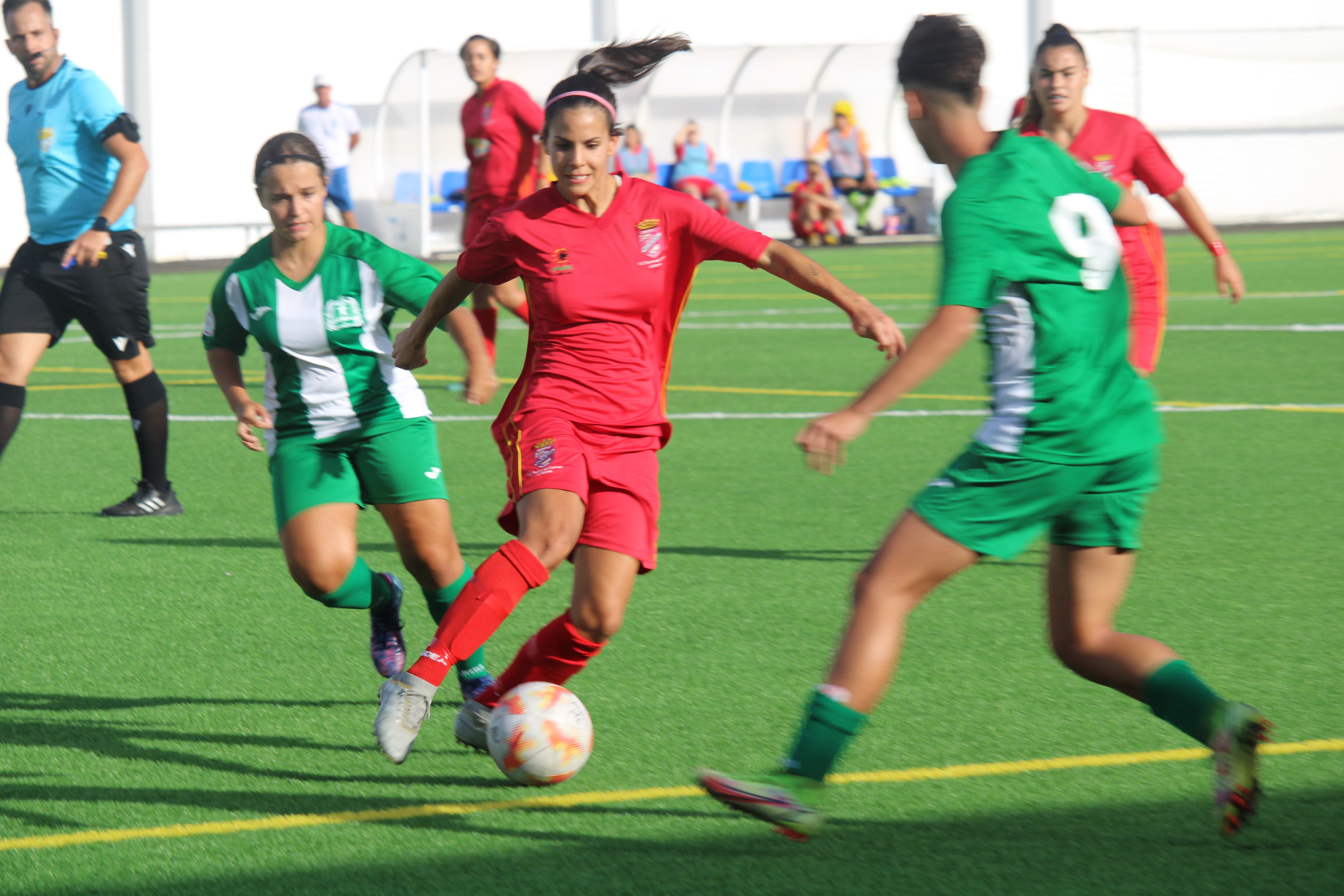 Una de las jugadoras del FC Puerto del Carmen conduciendo el balón.