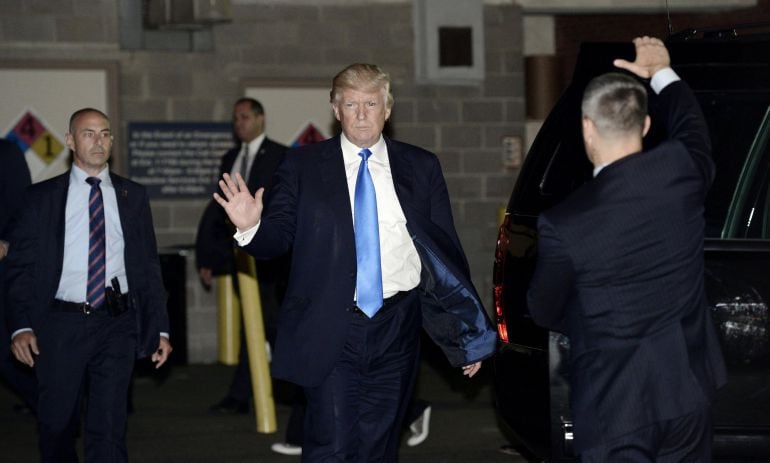 El presidente de los Estados Unidos, Donald J. Trump (c), y la primera dama Melania Trump (fuera de cuadro), abandonan el MedStar Washington Hospital Center tras visitar a las víctimas del tiroteo.