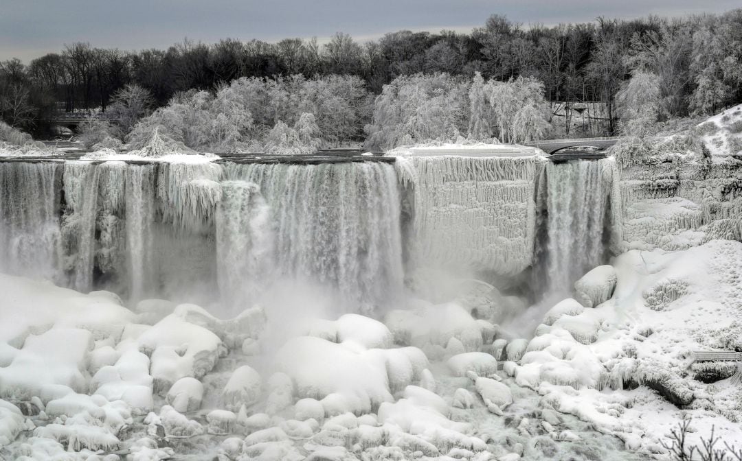 Las cataratas han amanecido completamente congeladas.