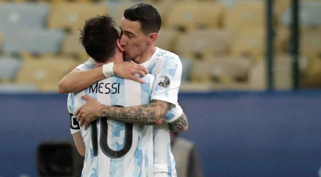 Di María y Messi se besan tras la victoria de Argentina en la Copa América.