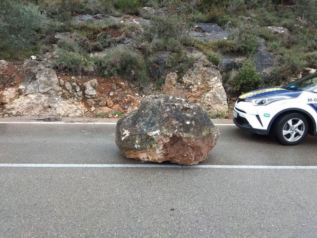 Roca sobre la carretera comarcal que une La Font con Oliva 