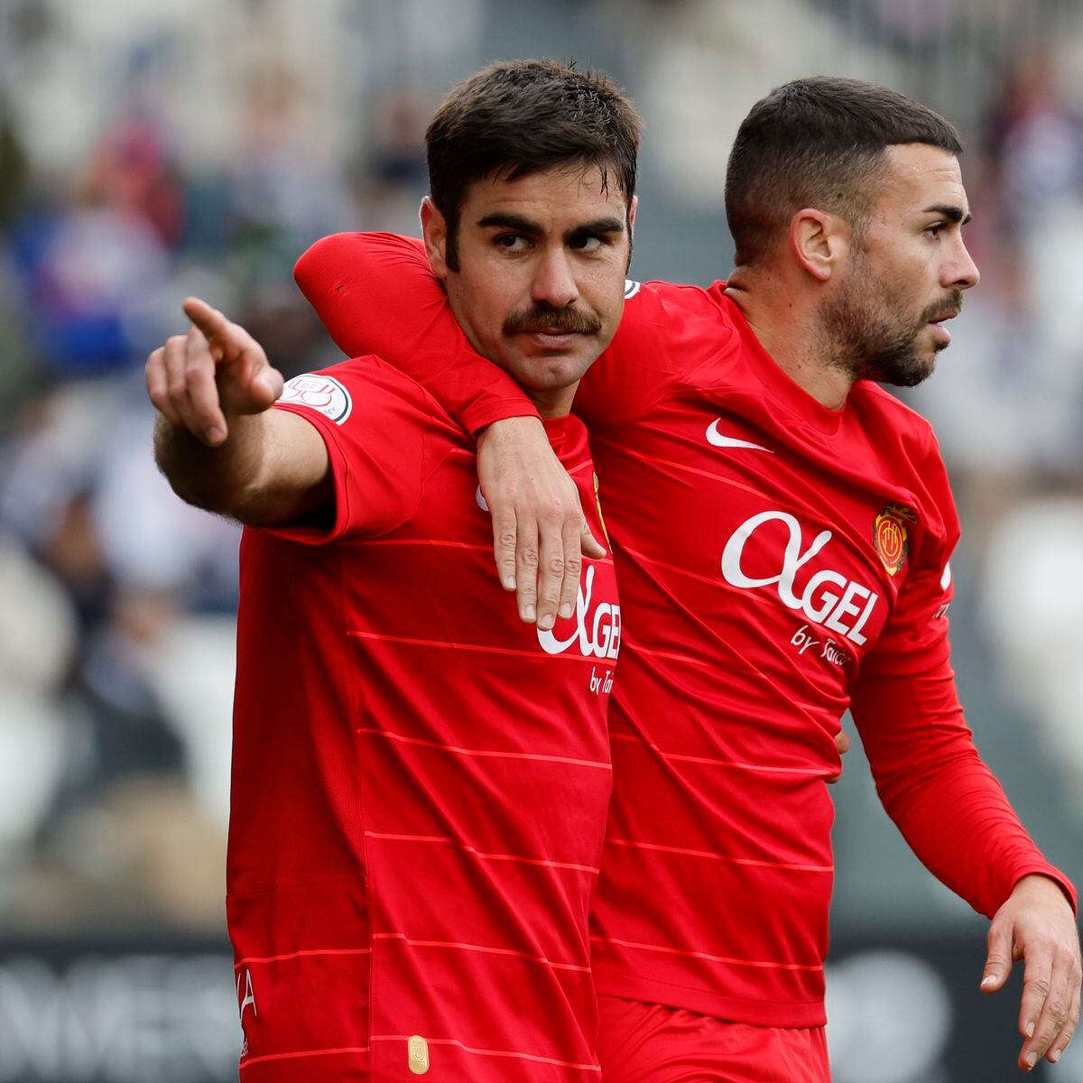 Abdón Prats y Larin celebran uno de los goles del Mallorca en Burgos en la ronda anterior.