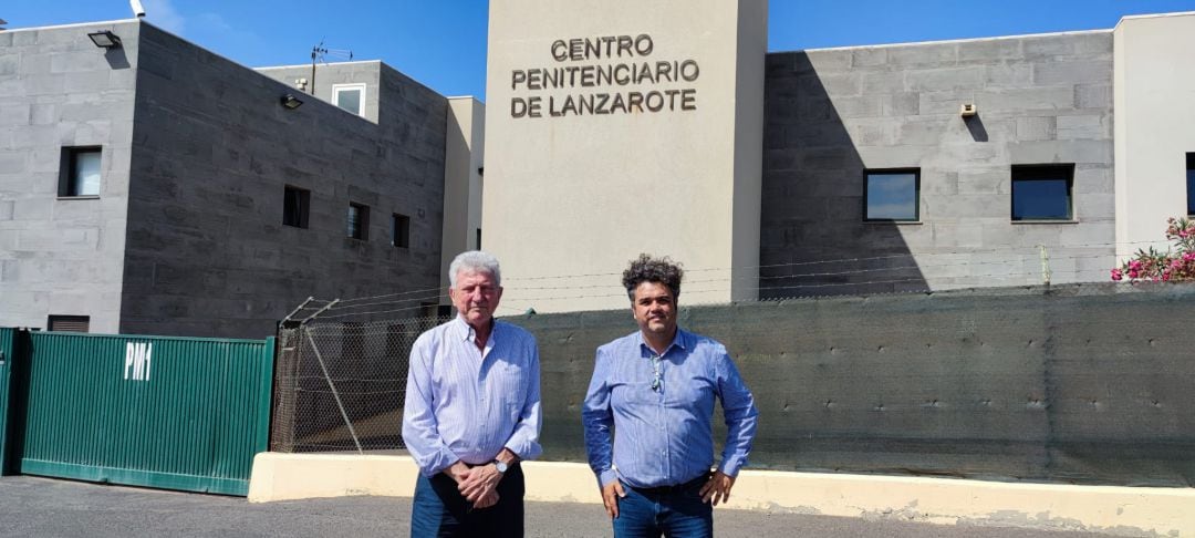 Pedro Quevedo, diputado nacional de Nueva Canarias, junto a Armando Santana, coordinador insular en Lanzarote, a las puertas del Centro Penitenciario de Tahiche.