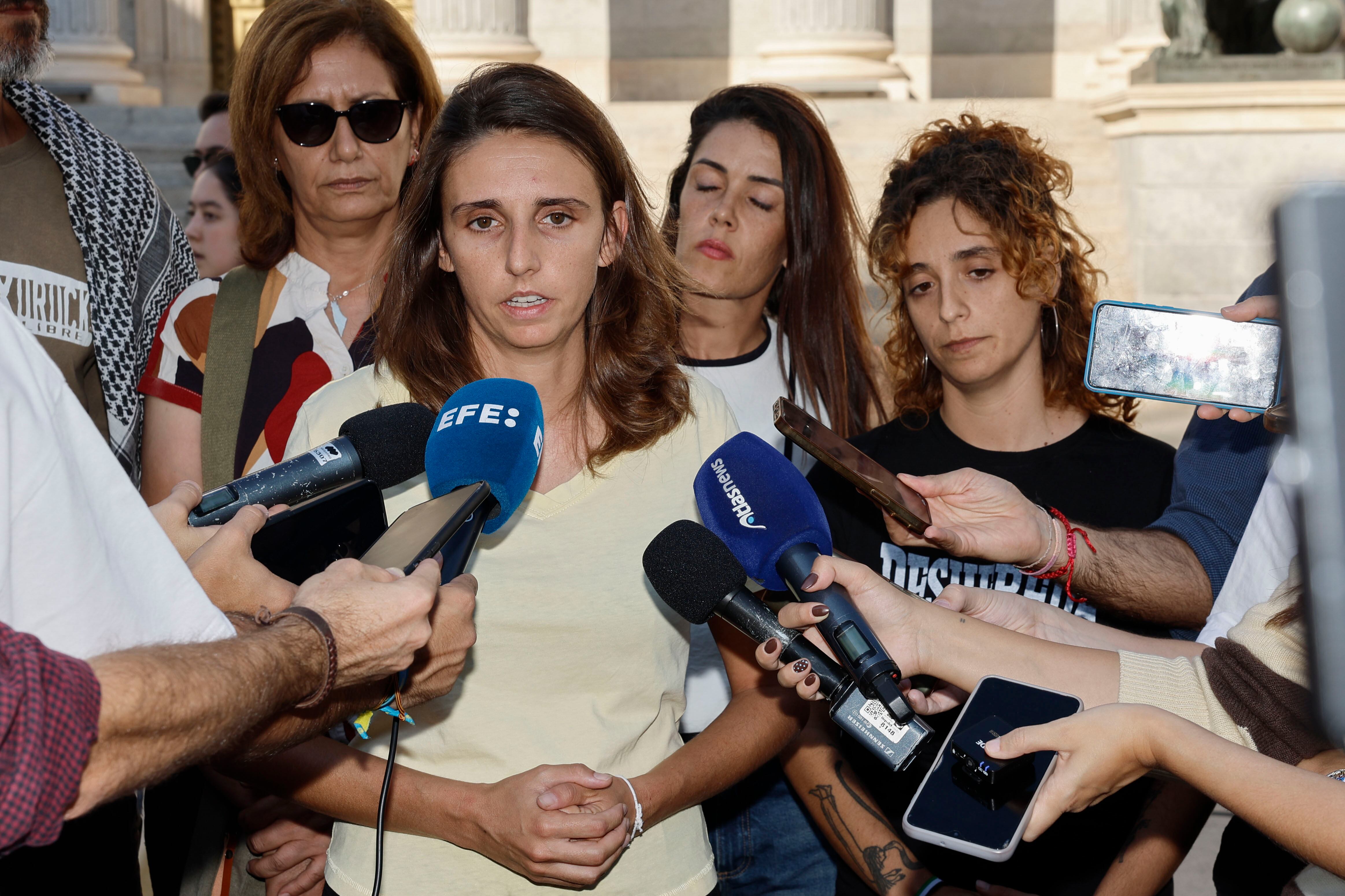 MADRID, 07/10/2025.- La coordinadora de Podemos en Baleares y miembro de la flotilla Lucía Muñoz ofrece declaraciones ante el Congreso, este martes. El real decreto ley sobre el embargo de armas a Israel será debatido este martes en el Pleno del Congreso pero se someterá a votación este miércoles, de forma que no coincidirá con el segundo aniversario de los atentados de Hamás, según se ha acordado en la Junta de Portavoces y han informado a EFE fuentes parlamentarias. EFE/ Sergio Pérez
